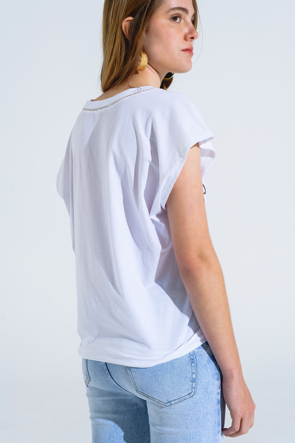 T-Shirt branca com texto preto na frente e rebordo no pescoço