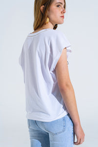 T-Shirt branca com texto preto na frente e rebordo no pescoço