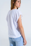 T-Shirt branca com texto preto na frente e rebordo no pescoço
