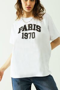 Q2 T-shirt branca de grandes dimensões com a inscrição paris 1970 em preto