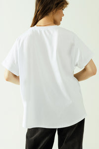 T-shirt branca de grandes dimensões com a inscrição paris 1970 em preto