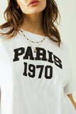 T-shirt branca de grandes dimensões com a inscrição paris 1970 em preto