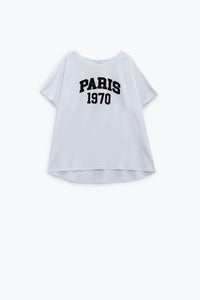 T-shirt branca de grandes dimensões com a inscrição paris 1970 em preto