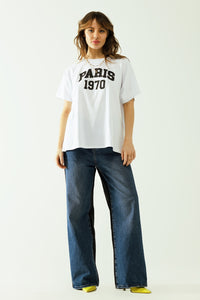 T-shirt branca de grandes dimensões com a inscrição paris 1970 em preto