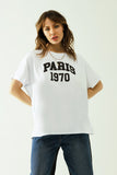 T-shirt branca de grandes dimensões com a inscrição paris 1970 em preto