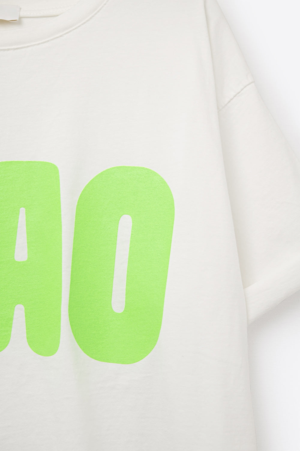 T-Shirt branca descontraída CIAO com letras verdes