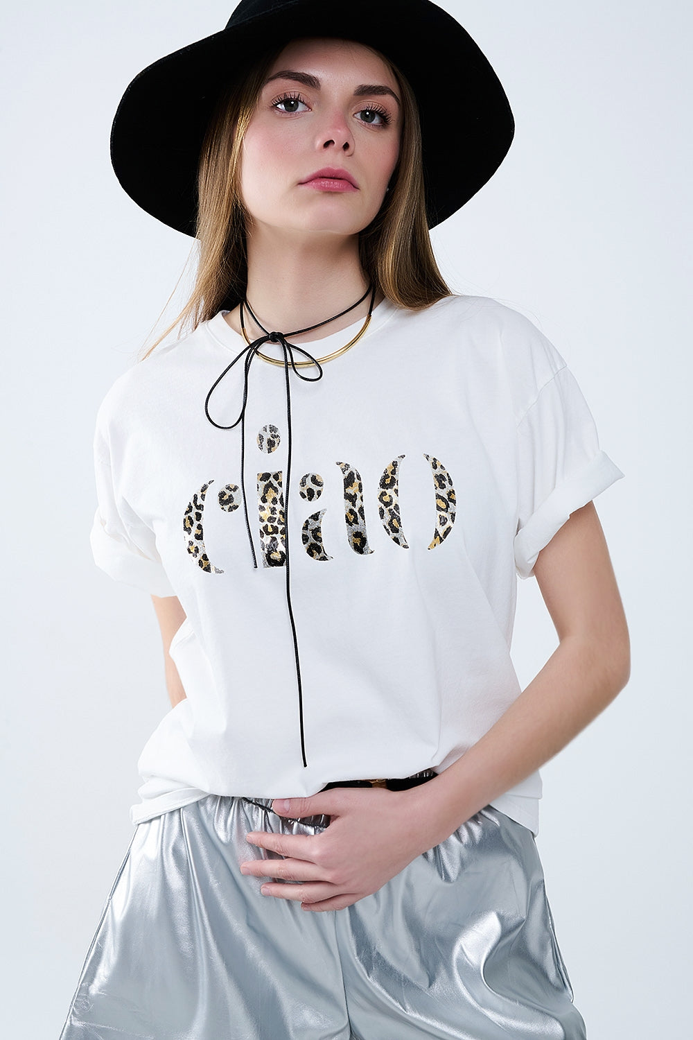 Q2 T-shirt branca descontraída com Ciao em estampado leopardo