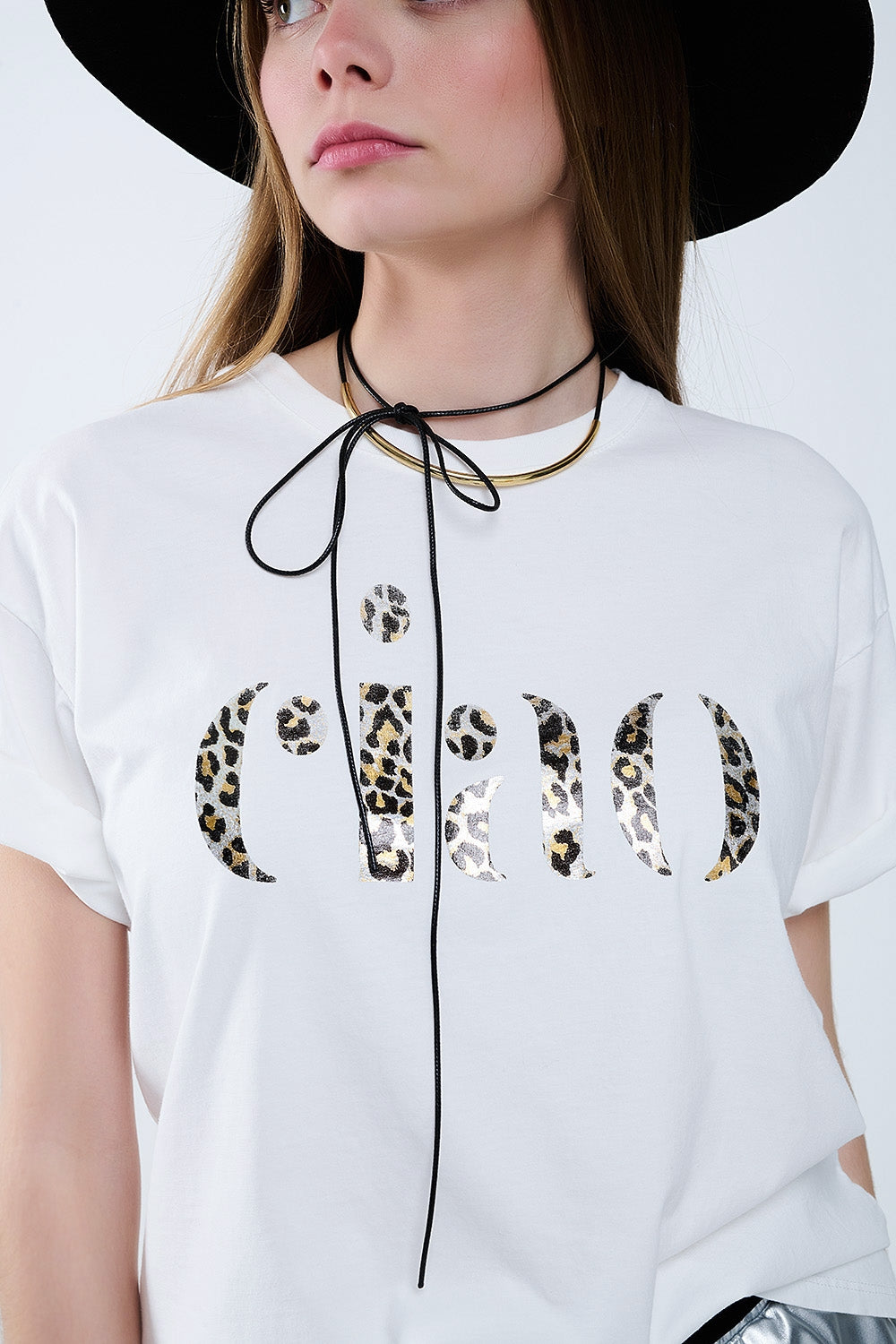 T-shirt branca descontraída com Ciao em estampado leopardo