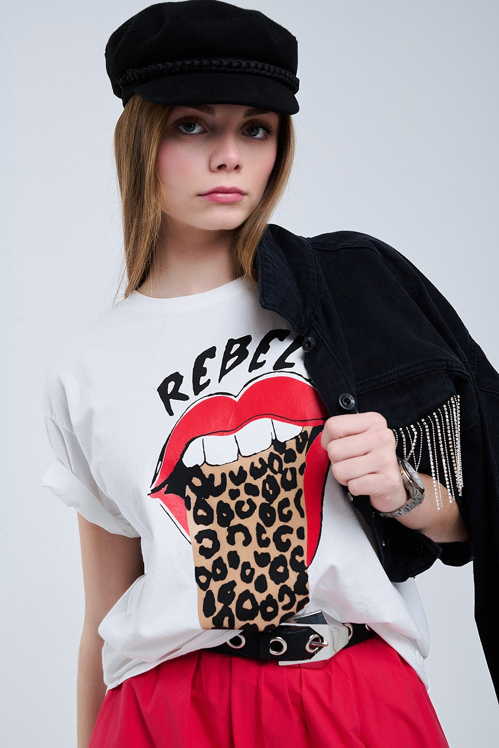 Q2 T-shirt branca descontraída com estampado gráfico Rebel e Lips