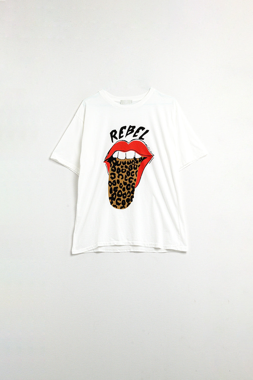 T-shirt branca descontraída com estampado gráfico Rebel e Lips