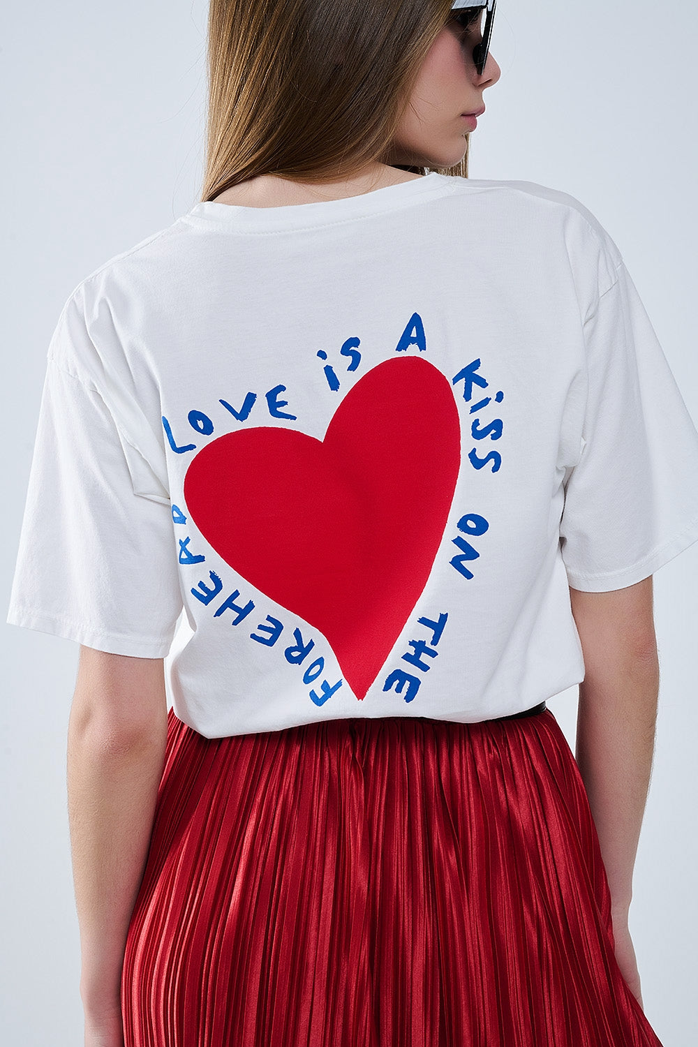 Q2 T-shirt branca descontraída com um desenho de um coração na frente e nas costas