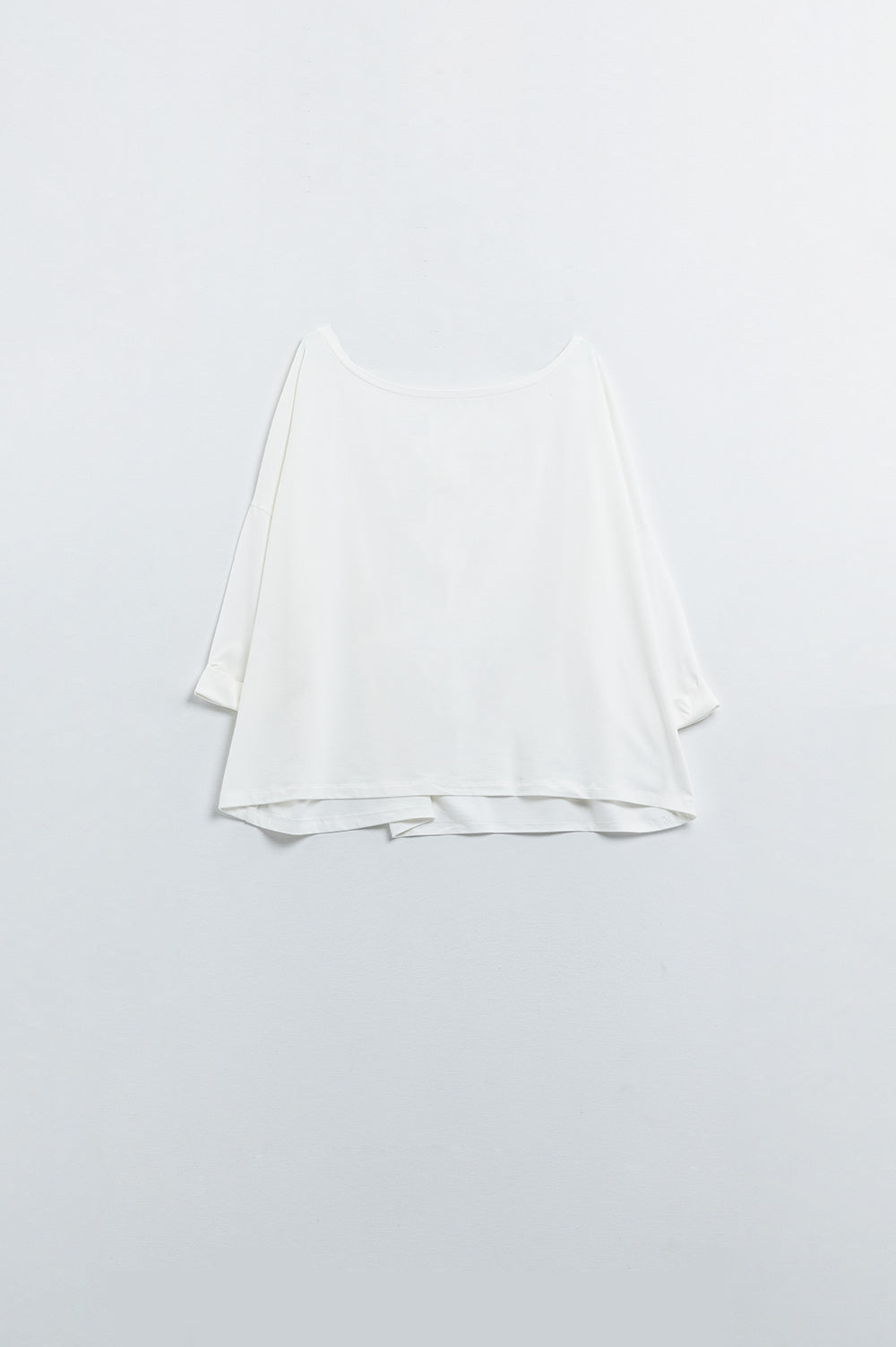 Q2 T-shirt branca em tecido elástico fino com gola redonda