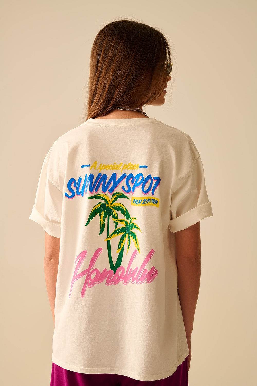 Q2 T-shirt branca fabricada em Itália com gráfico de Honolulu