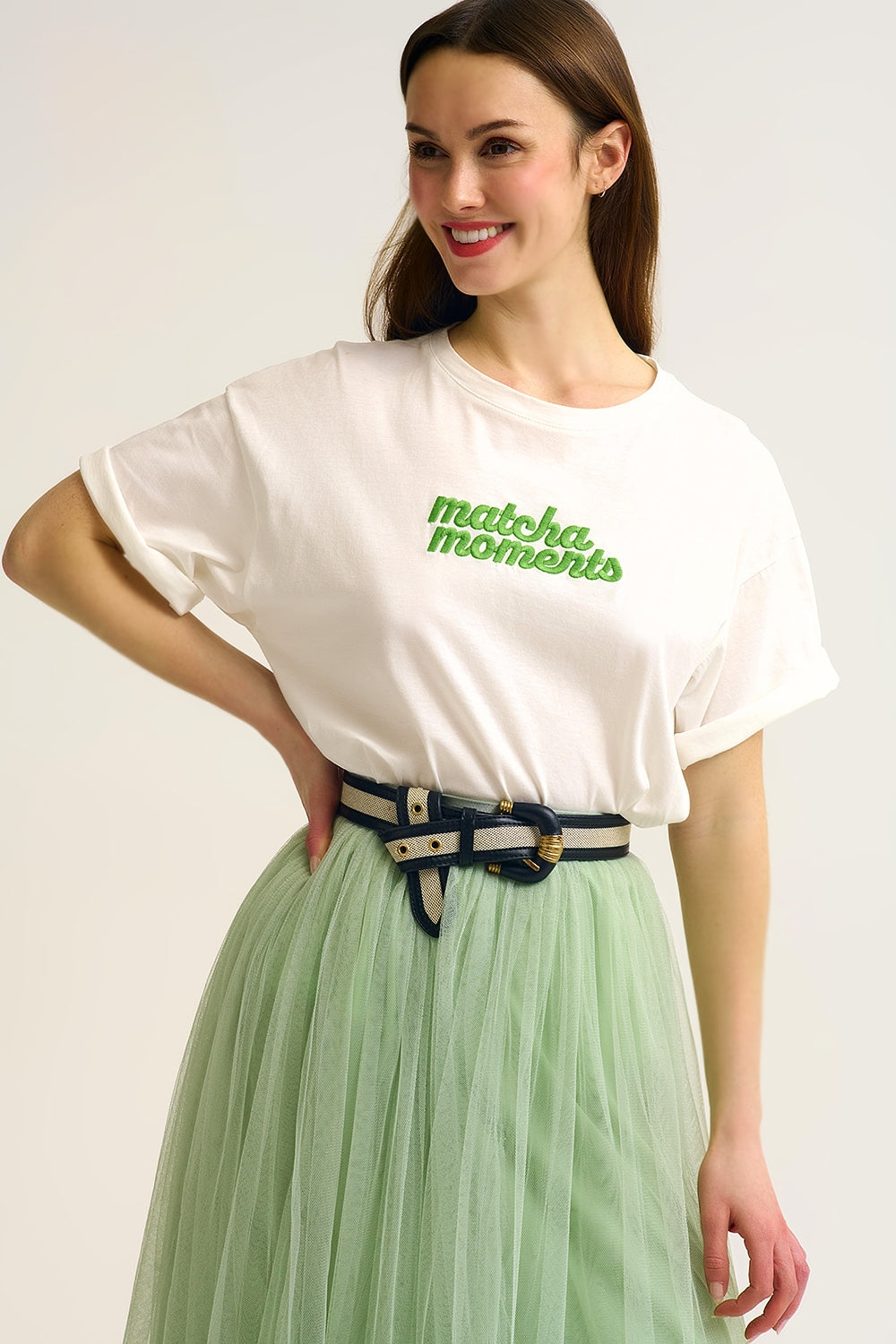 Q2 T-shirt branca Matcha Moments bordada em verde