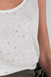 T-shirt branco com impressão das estrelas