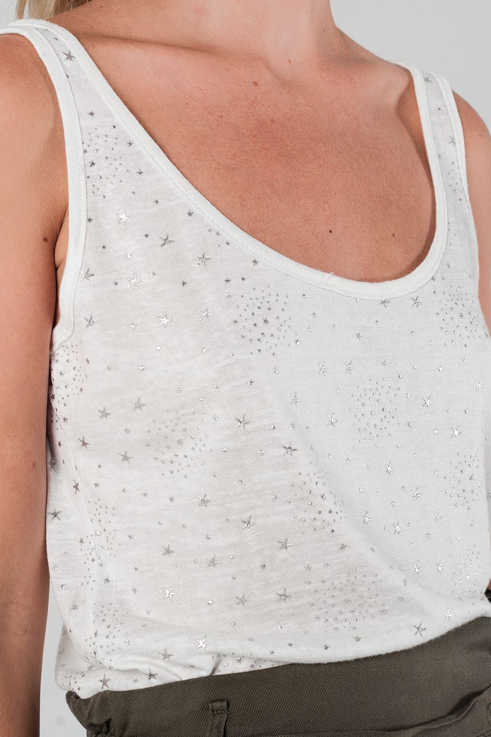 T-shirt branco com impressão das estrelas