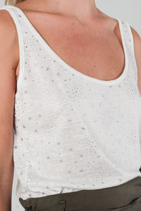 T-shirt branco com impressão das estrelas