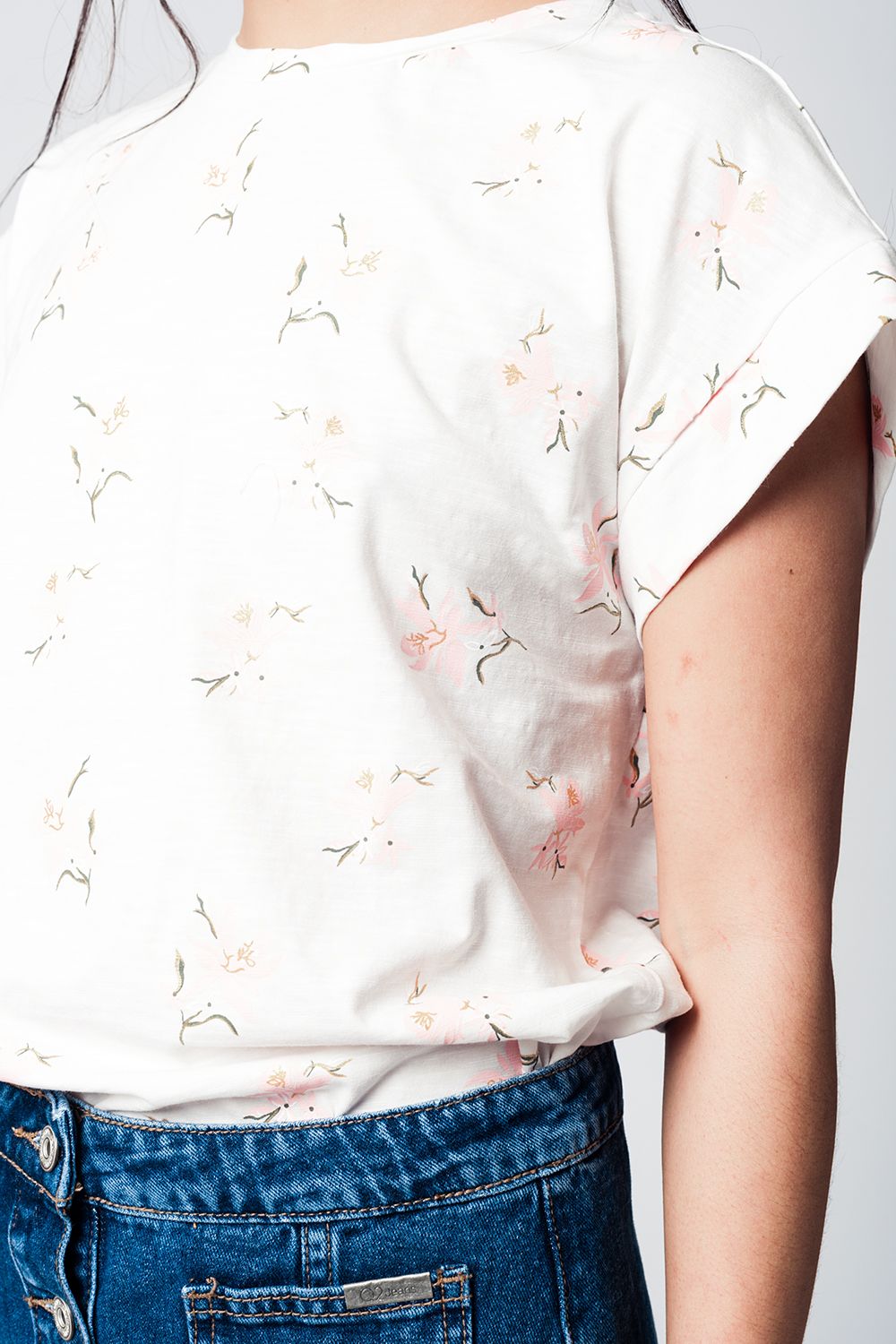 T-shirt branco com impressão floral