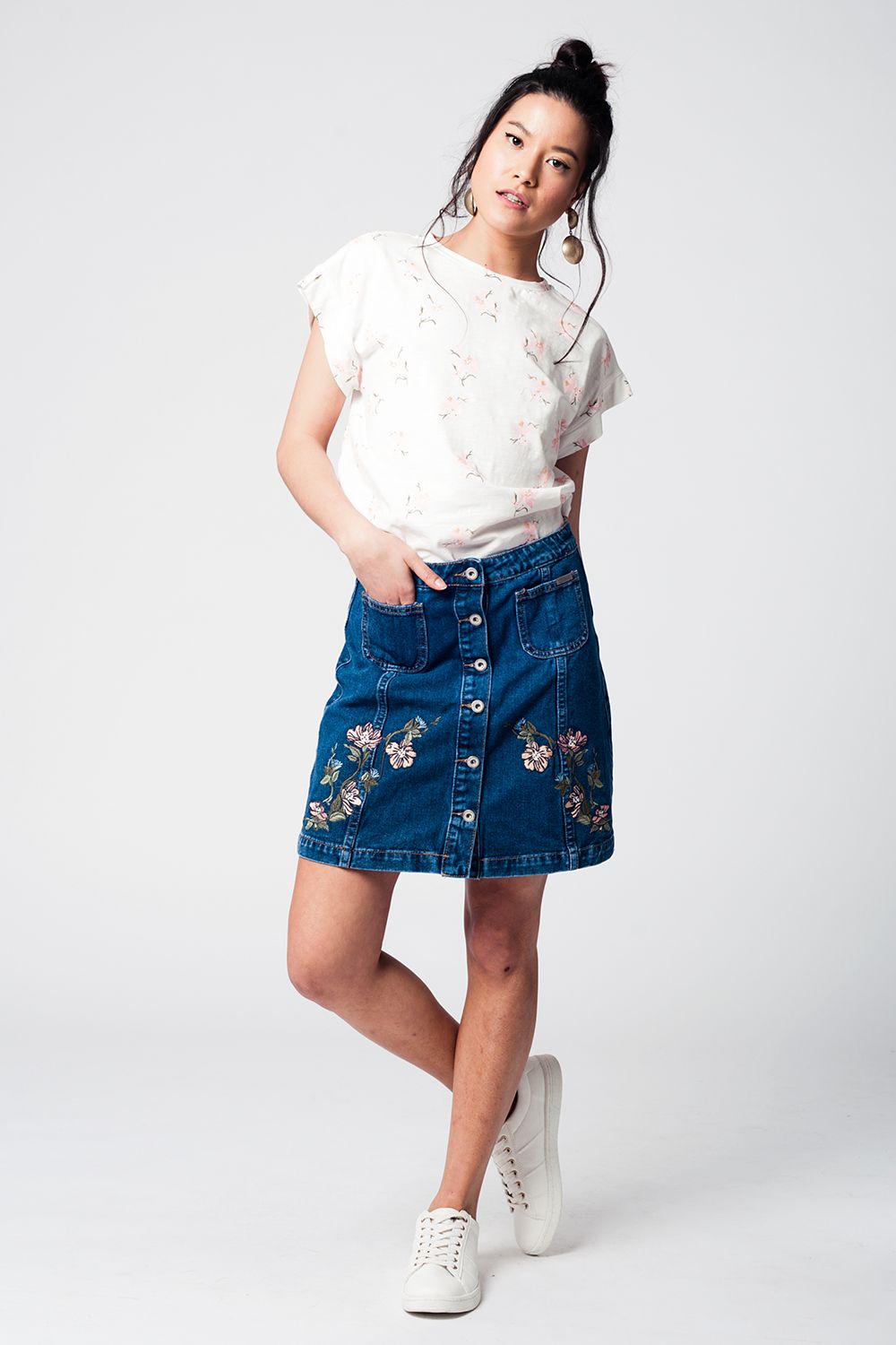 T-shirt branco com impressão floral