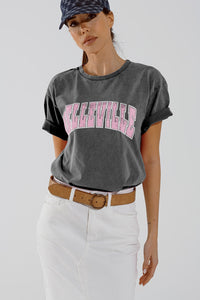 Q2 T-shirt cinzenta com gola redonda e texto Belleville