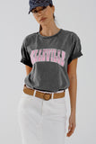 Q2 T-shirt cinzenta com gola redonda e texto Belleville