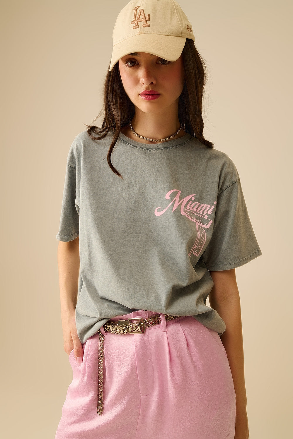Q2 T-shirt cinzenta com o logótipo de Miami estampado a rosa