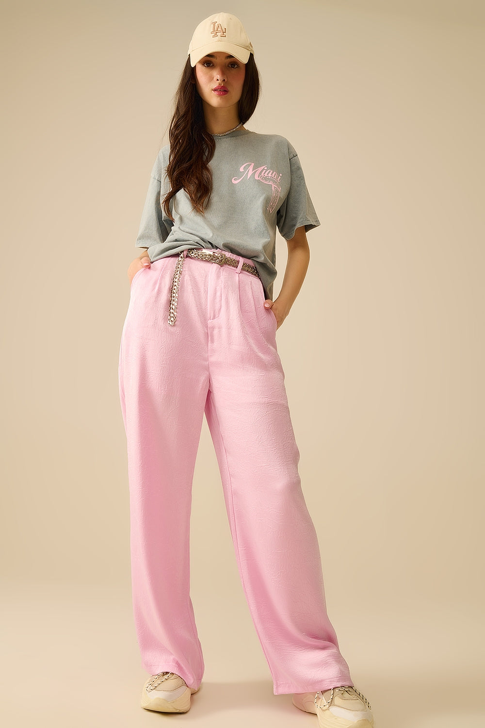 T-shirt cinzenta com o logótipo de Miami estampado a rosa
