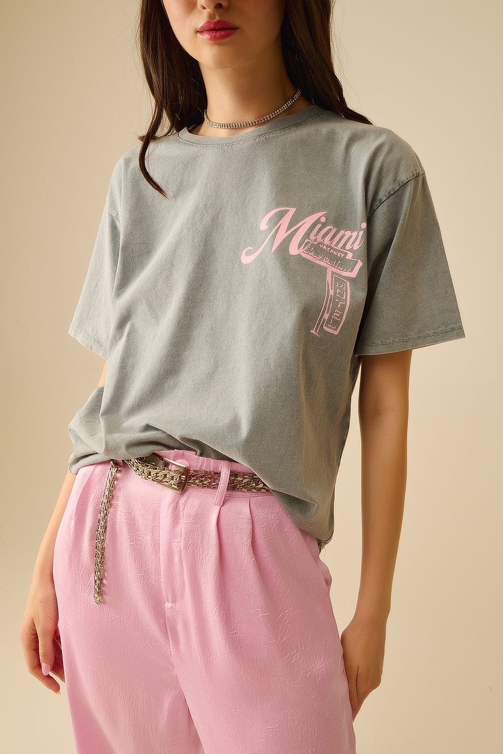 T-shirt cinzenta com o logótipo de Miami estampado a rosa