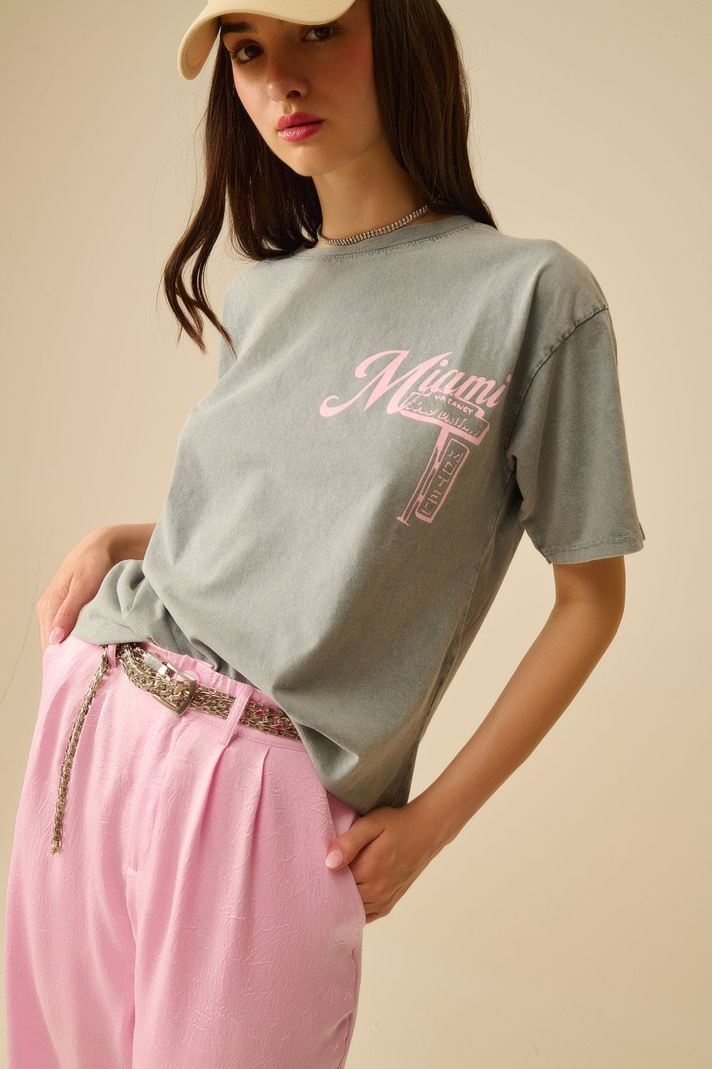 T-shirt cinzenta com o logótipo de Miami estampado a rosa