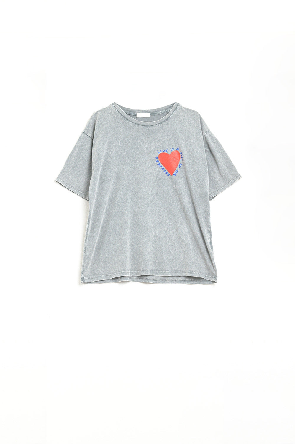 Q2 T-shirt cinzenta com um desenho de um coração na frente e nas costas