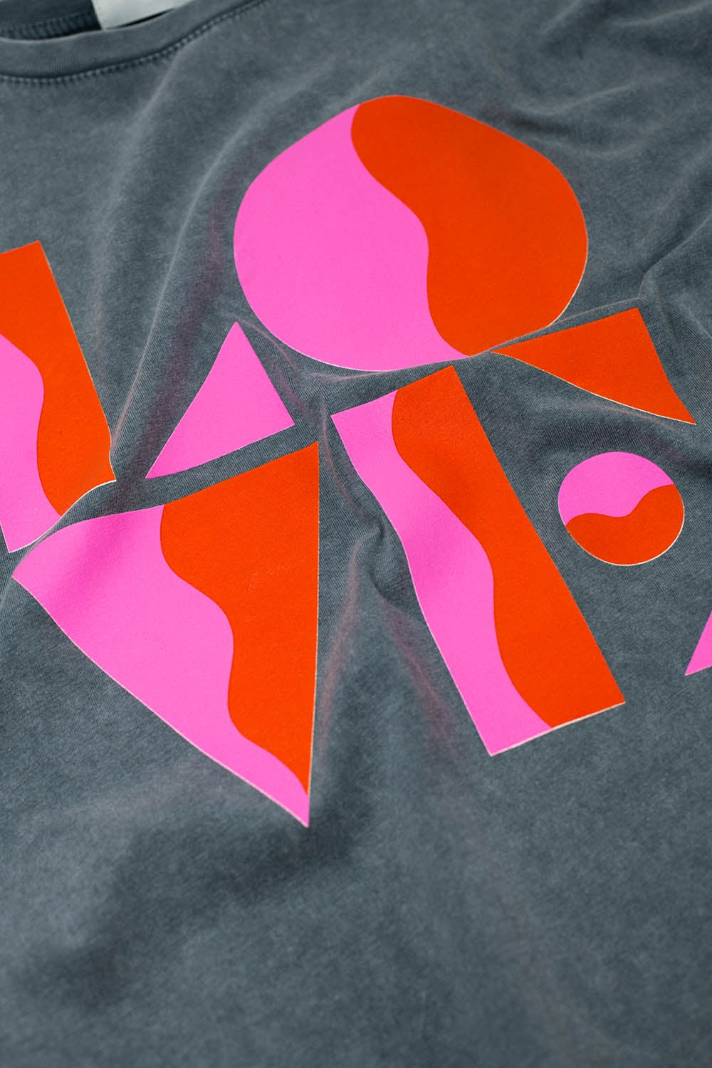 T-shirt com estampado digital art deco LOVE em cinzento