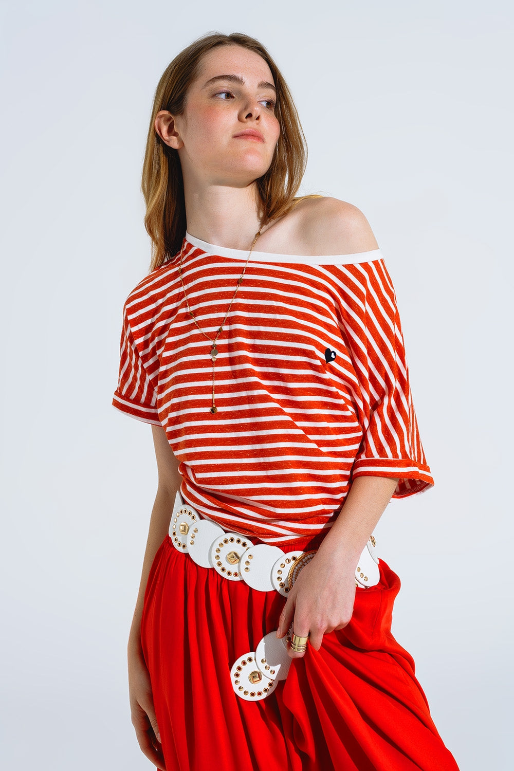 Q2 T-shirt com gola redonda às riscas vermelhas e coração bordado