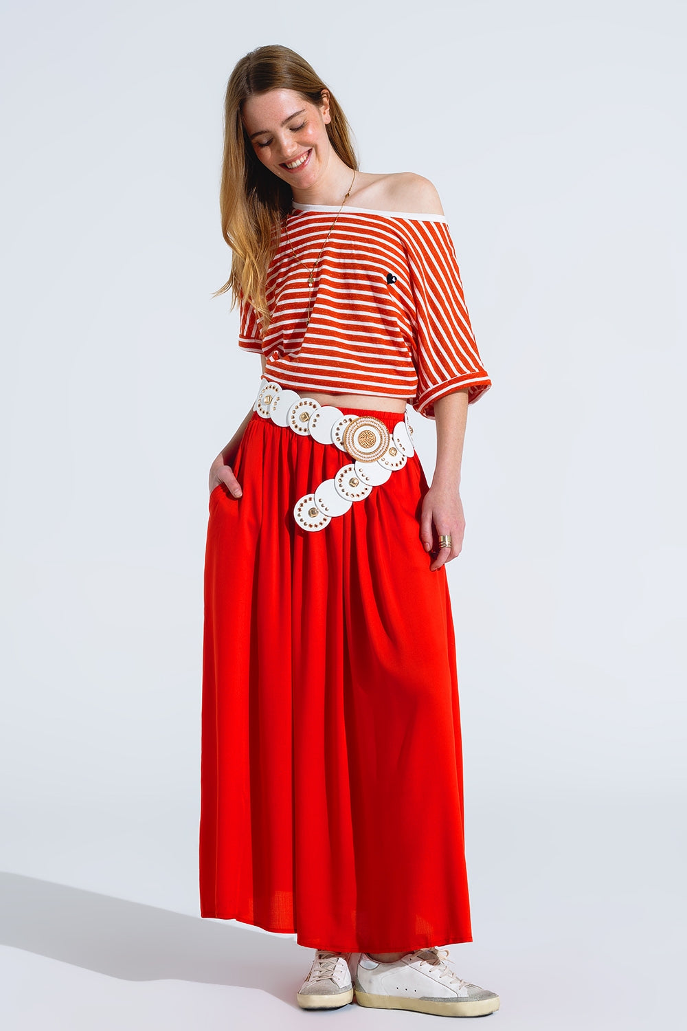 T-shirt com gola redonda às riscas vermelhas e coração bordado