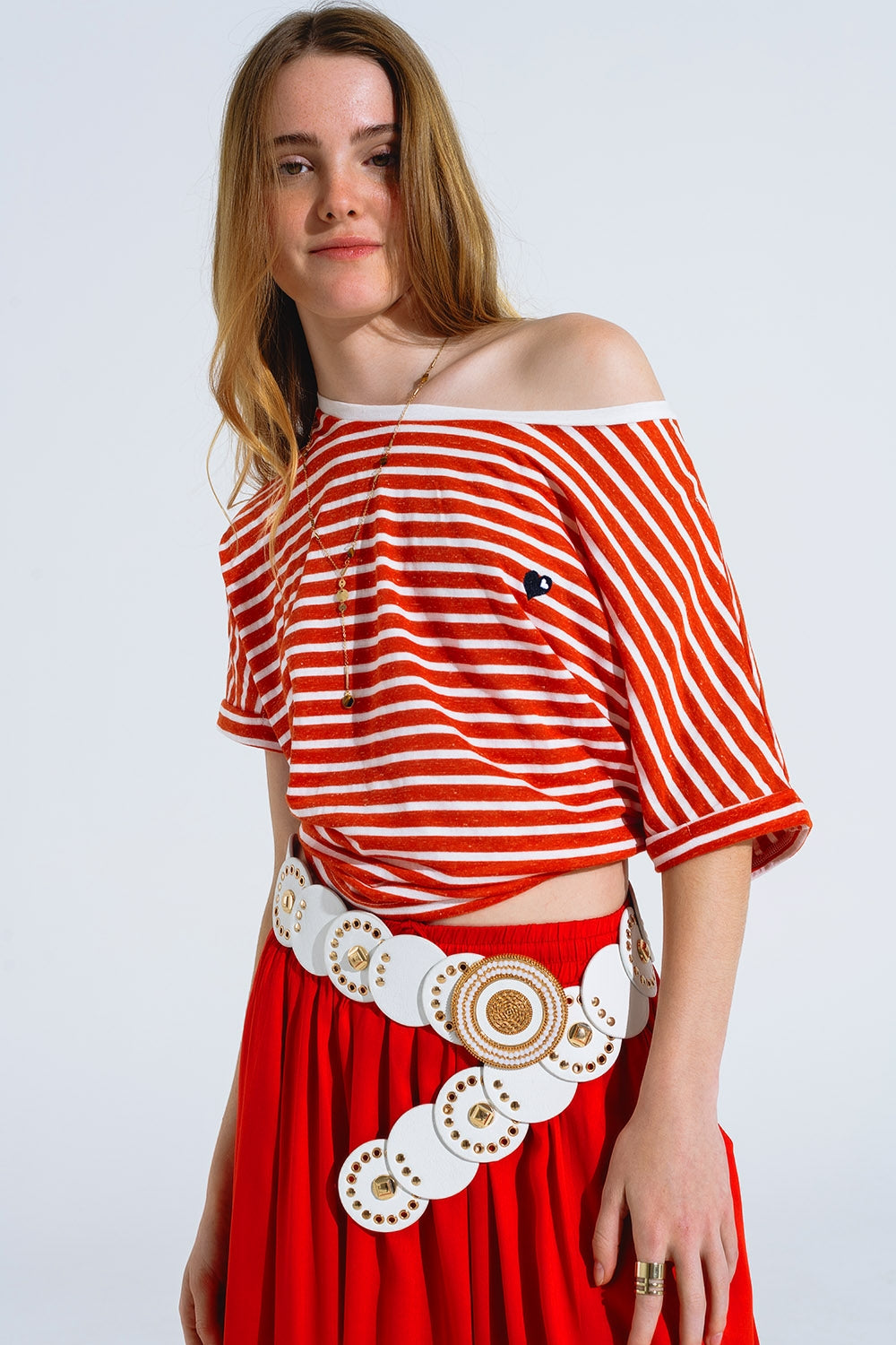 T-shirt com gola redonda às riscas vermelhas e coração bordado