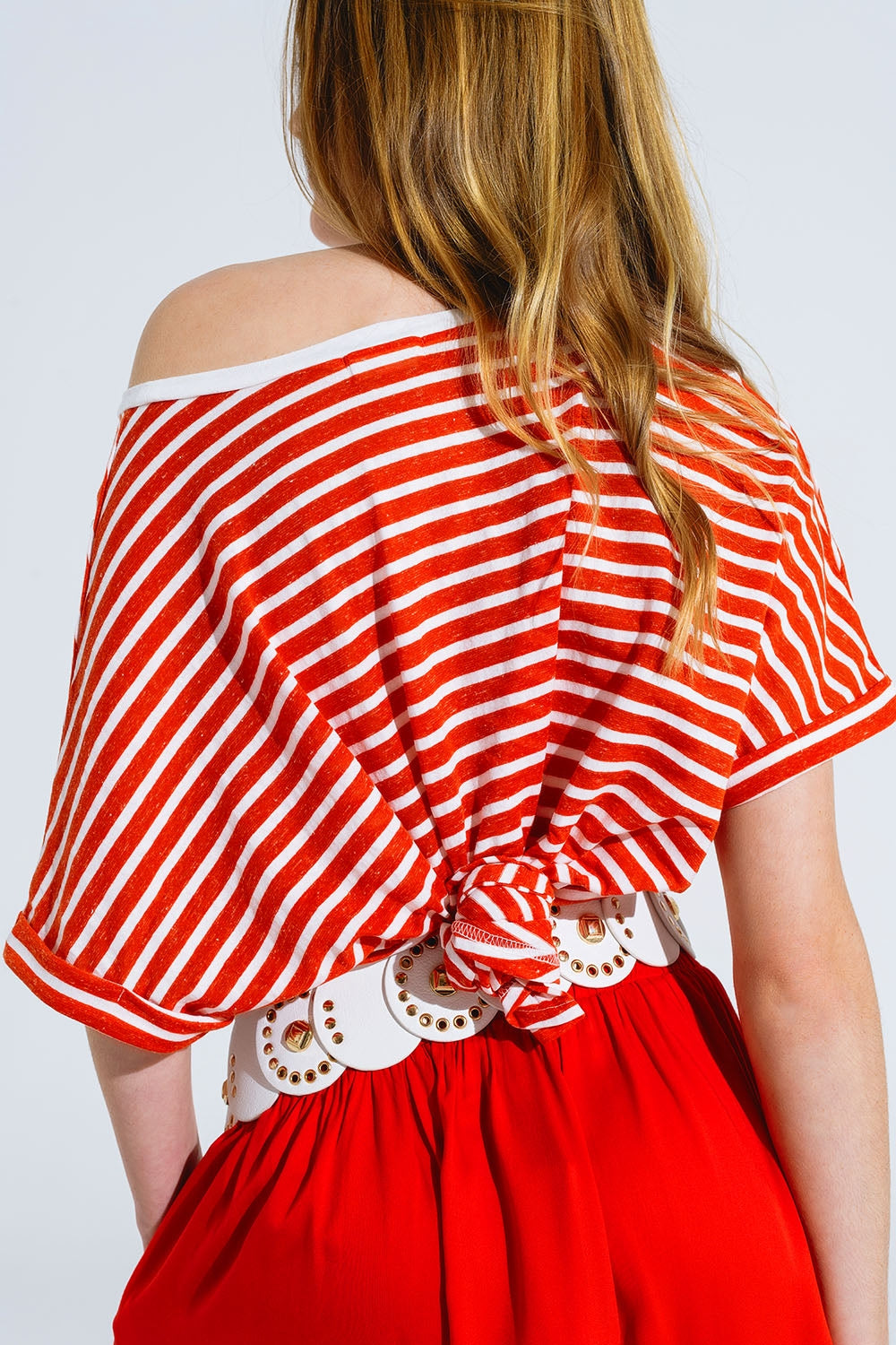 T-shirt com gola redonda às riscas vermelhas e coração bordado