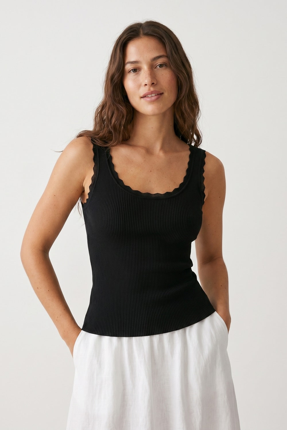 T-shirt com nervuras preta e decote recortado