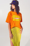 Q2 T-shirt com texto Good Vibes em Laranja