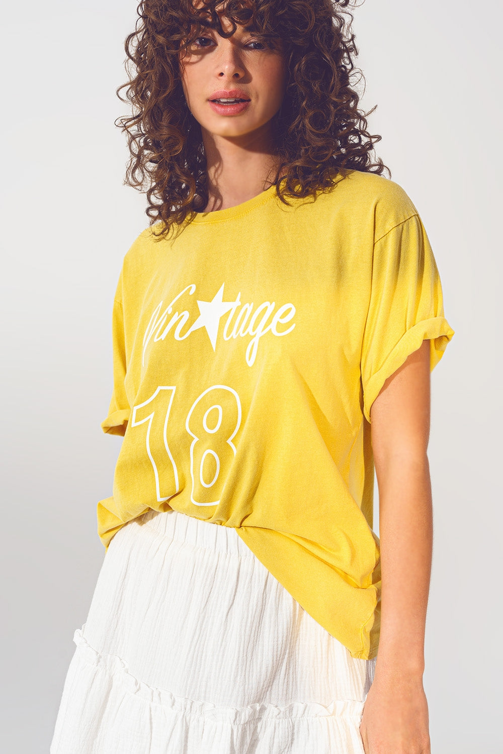 Q2 T-Shirt com Texto Vintage 18 em amarelo