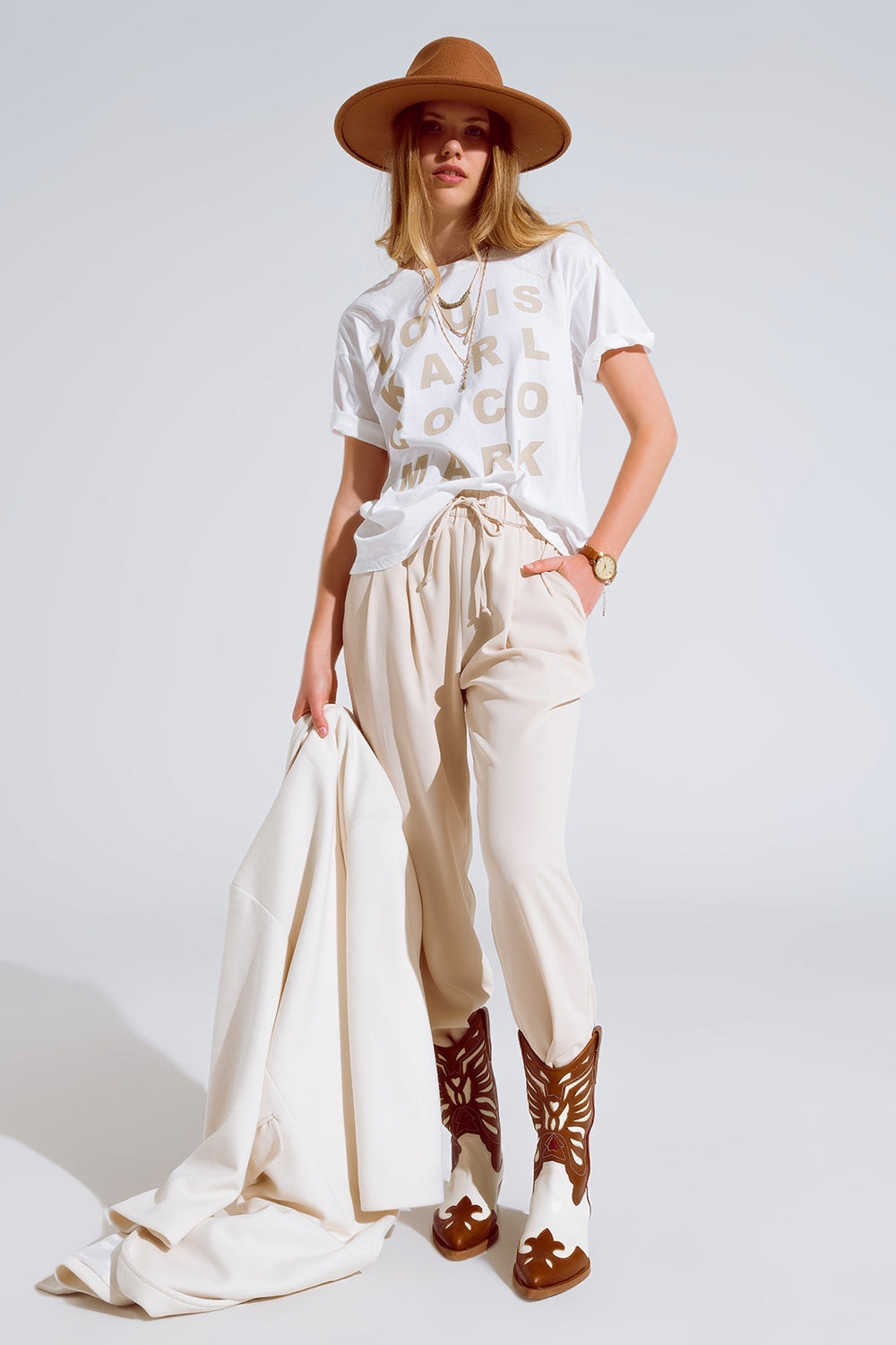 T-shirt Creme com logótipos de nomes famosos à frente