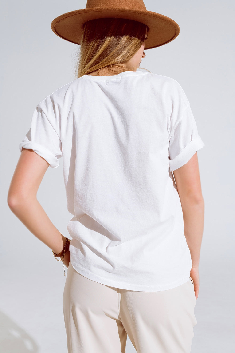 T-shirt Creme com logótipos de nomes famosos à frente