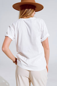 T-shirt Creme com logótipos de nomes famosos à frente