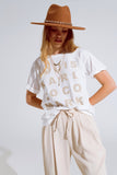 Q2 T-shirt Creme com logótipos de nomes famosos à frente
