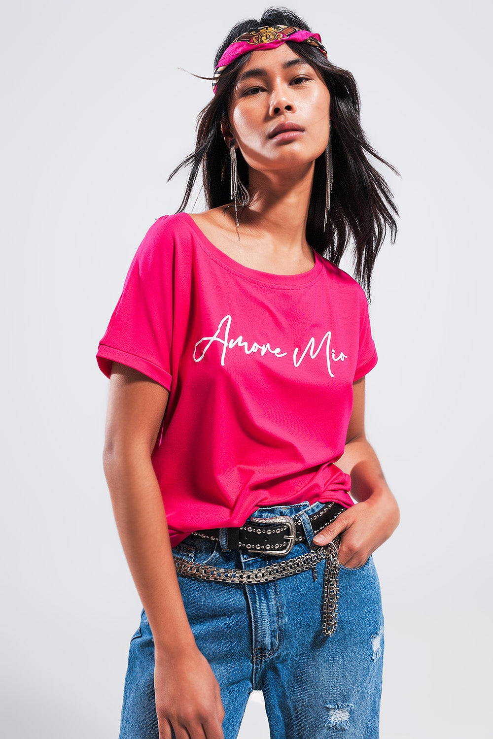 Q2 T shirt de cor fuchsia com texto Amore Mio