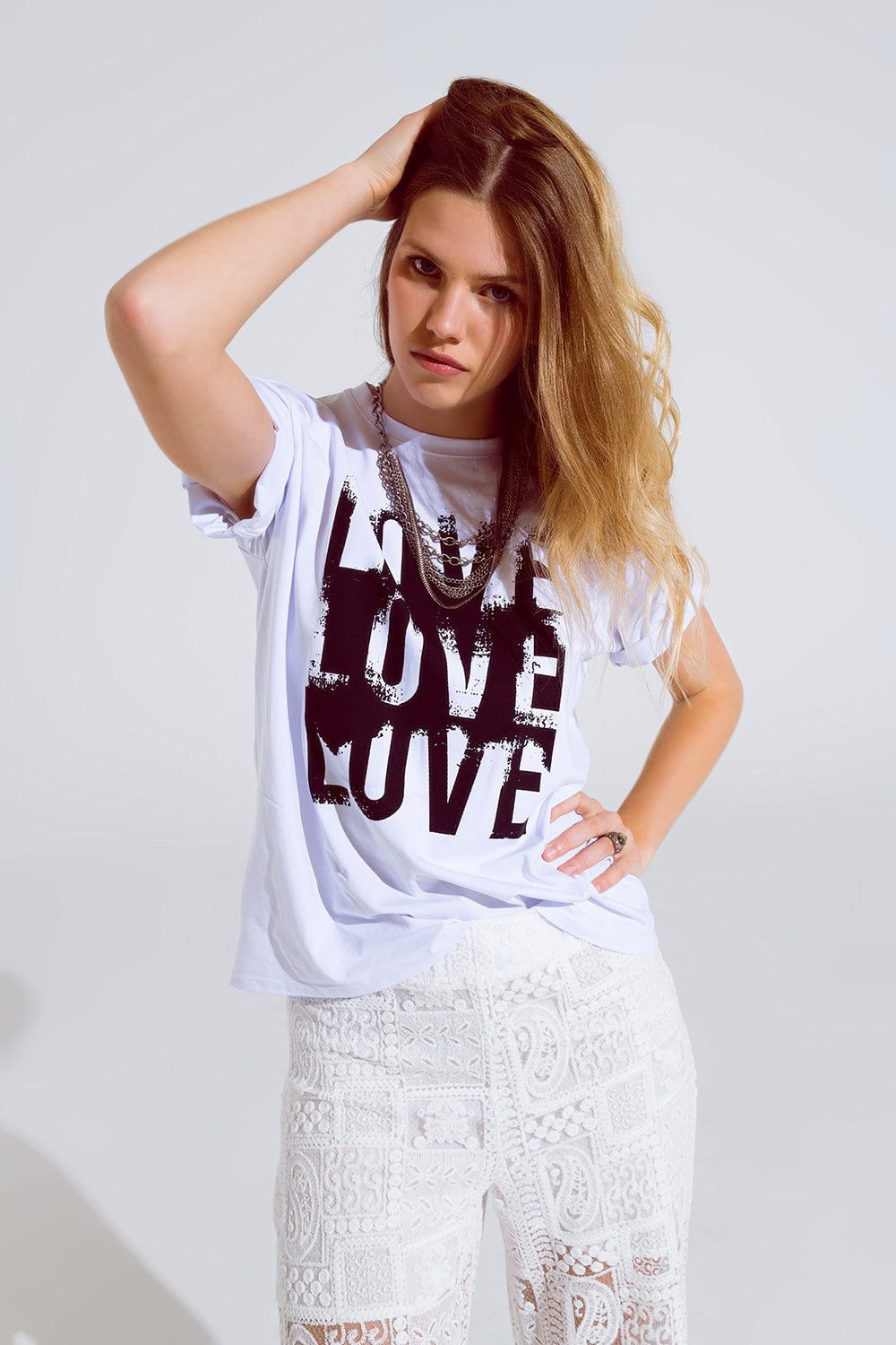Q2 T-shirt de manga curta com texto Love na frente em branco