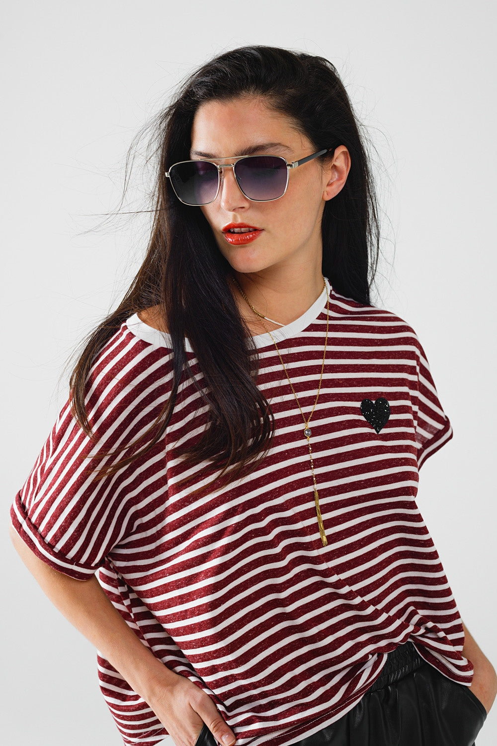 T-shirt de riscas largas cor de vinho com decoração de corações em lantejoulas