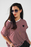 T-shirt de riscas largas cor de vinho com decoração de corações em lantejoulas