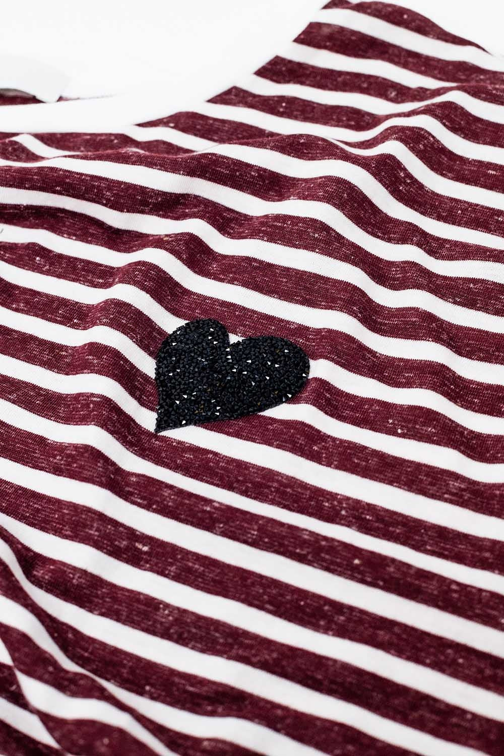 T-shirt de riscas largas cor de vinho com decoração de corações em lantejoulas