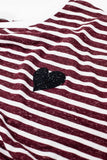 T-shirt de riscas largas cor de vinho com decoração de corações em lantejoulas