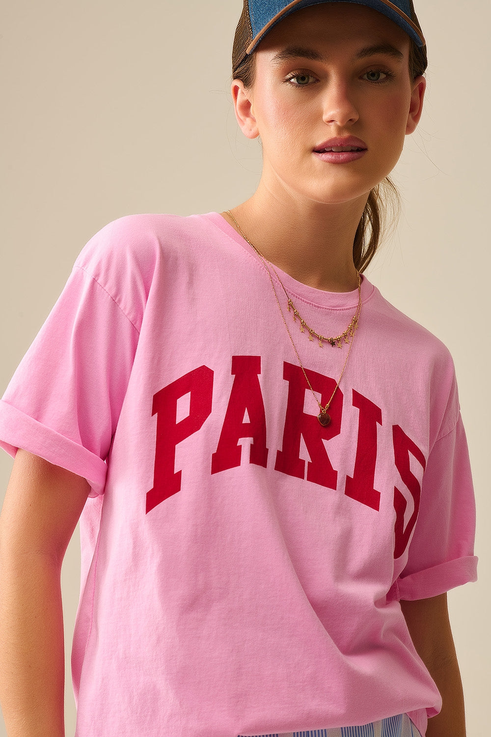 T-shirt descontraída rosa Paris com letras vermelhas