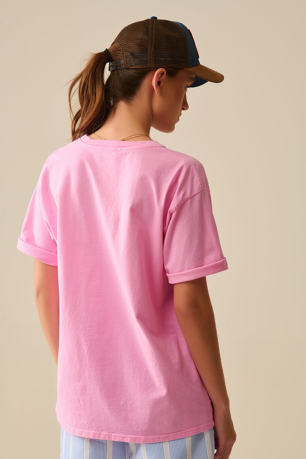 T-shirt descontraída rosa Paris com letras vermelhas